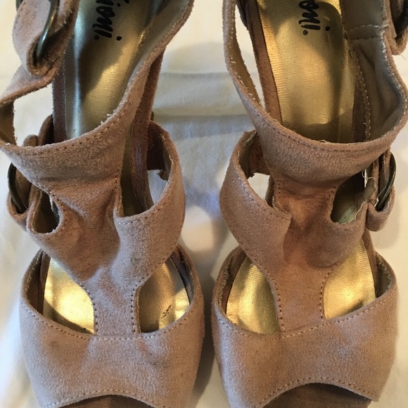 Shoes - Women’s size 8 heels 👠